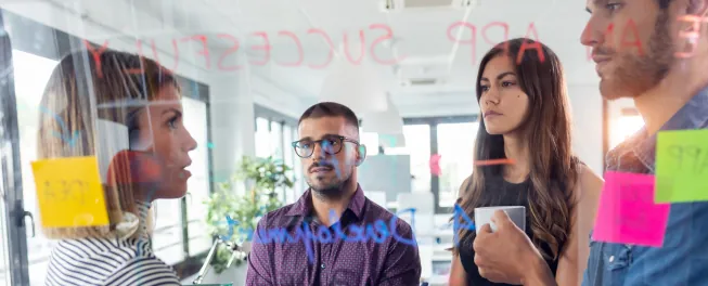 equipo de ventas evalua mejores estrategias de revenue para su startup