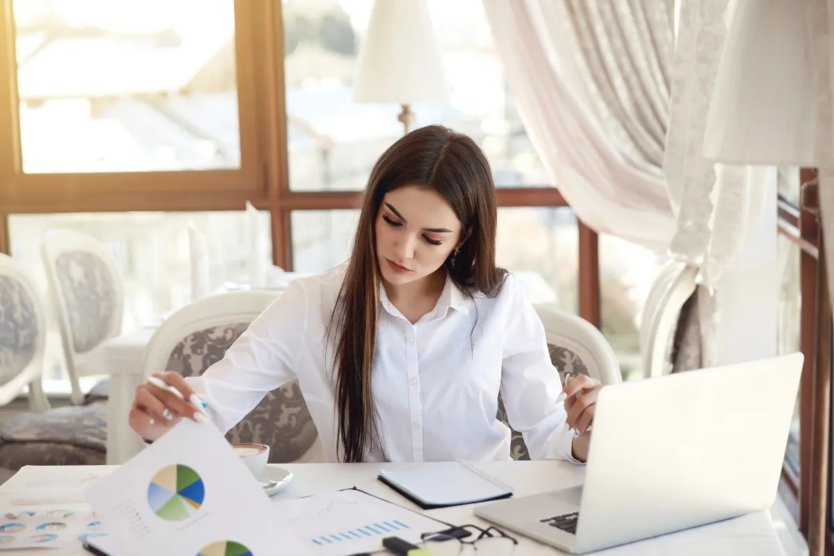 empresaria calcula el pago del payroll