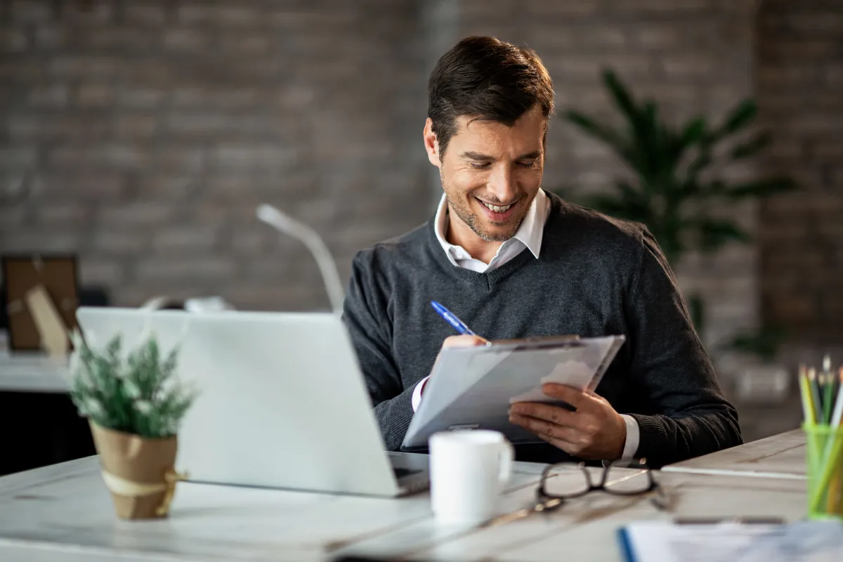 empresario feliz por calcular correctamente el pago del payroll de su empresa