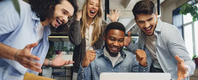 emprendedores felices por crear su startup de ia en california