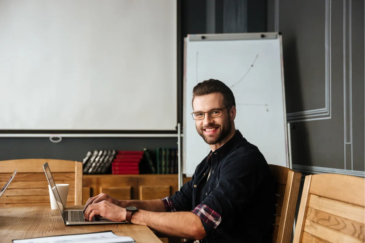 emprendedor feliz por crear su marca personal en usa con una llc